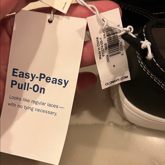 Old Navy Black and White bots Sneakers, size 4, new with tags - Picture 5 of 5